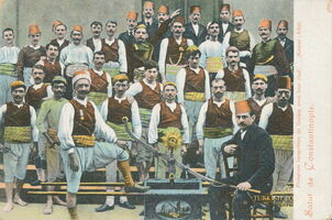 09689 Pompiers irréguliers de Galata avec leur chef (Kemer-Alty)